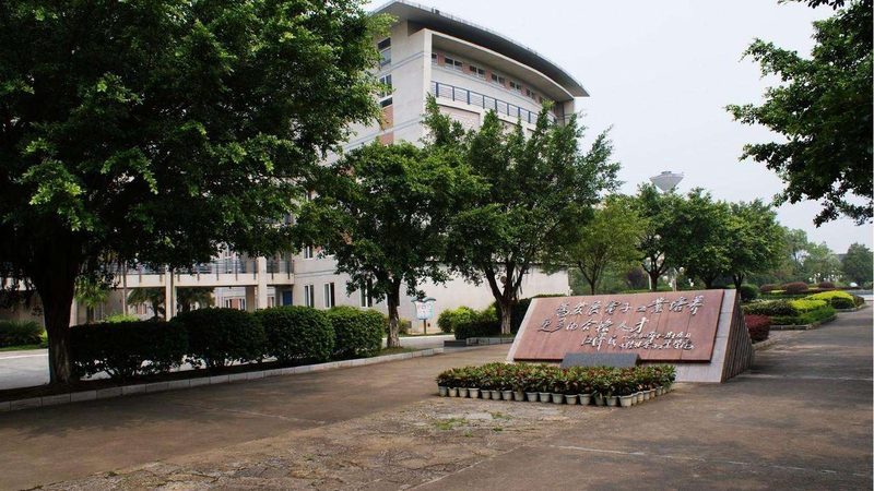 背景：国产元器件替代进口的必要性